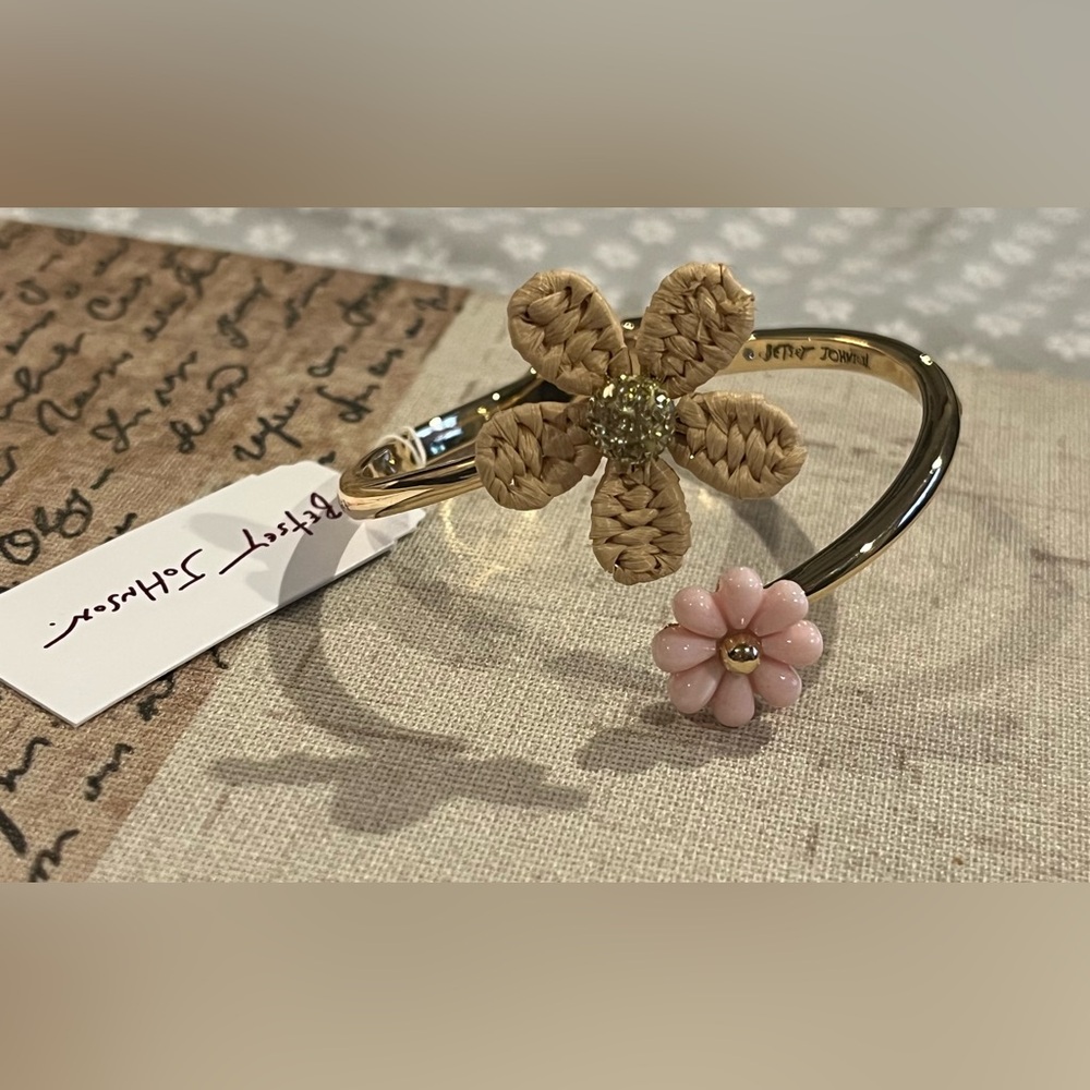 Betsey Johnson Gold Tone Bangle Bracelet Spring Chic Daisy New